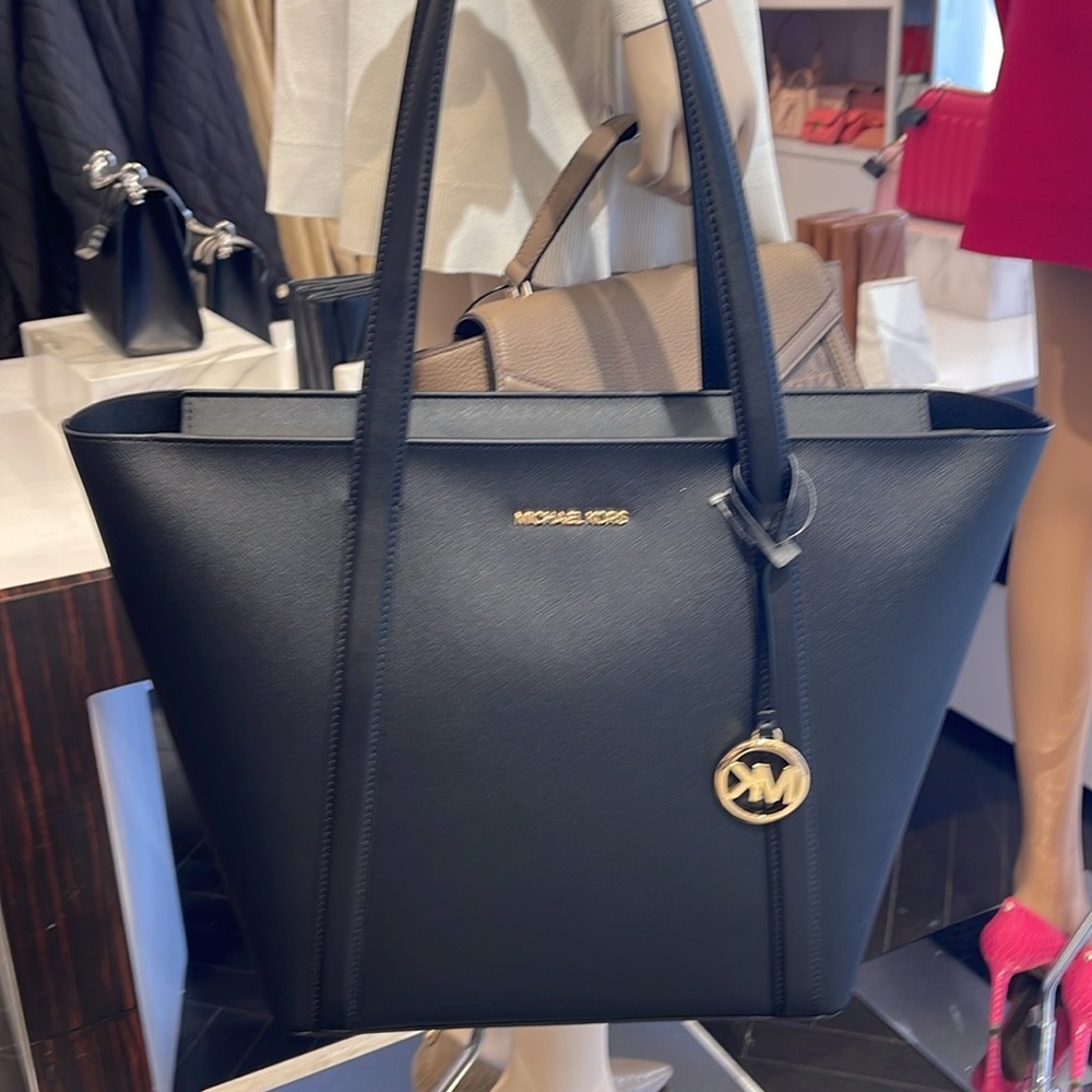 MICHAEL KORS 
Pratt Large Tote Shoulder Bag
COLOR BLACK
NWT - Picture 15 of 16